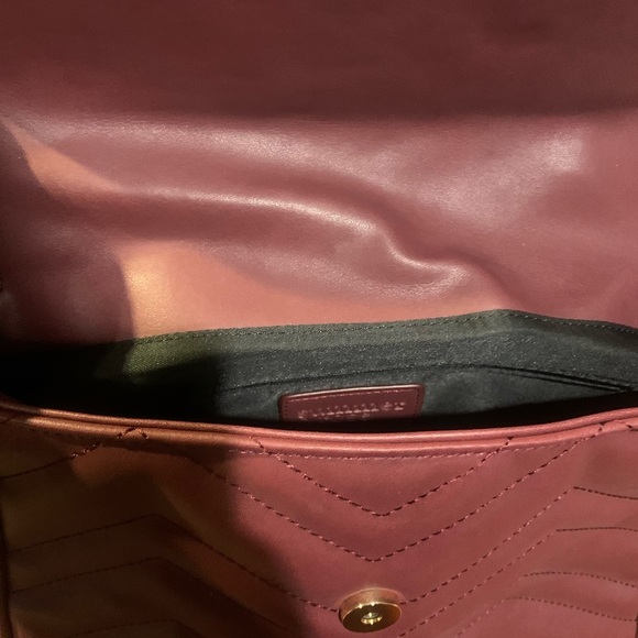 Chic Quilted Crossbody Bag in Burgundy - Picture 9 of 10